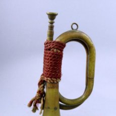 Instrumentos musicales: CLARÍN / BUGLE MILITAR DE LATÓN CON CORDÓN DE UNIDAD S XIX