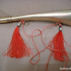 Instrumentos musicales: TROMPETIN DE CAMPO CON FLECOS COLOR NARANJA DE LATON,ES NUEVO