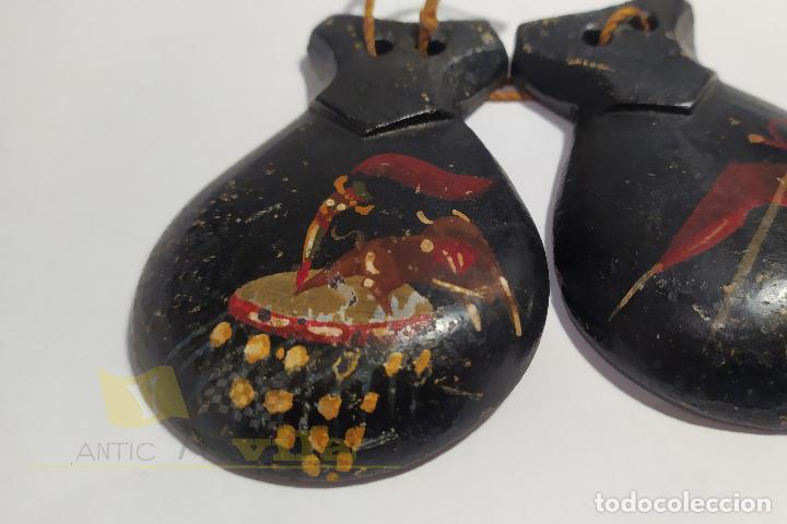 Instrumentos musicales: Casta&ntilde;uelas antiguas de madera decoradas - Foto 2