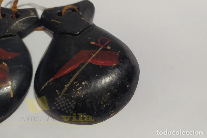 Instrumentos musicales: Casta&ntilde;uelas antiguas de madera decoradas - Foto 3