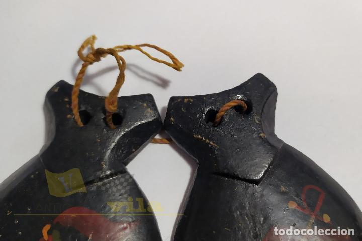 Instrumentos musicales: Casta&ntilde;uelas antiguas de madera decoradas - Foto 4