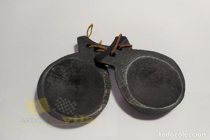Instrumentos musicales: Casta&ntilde;uelas antiguas de madera decoradas - Foto 5