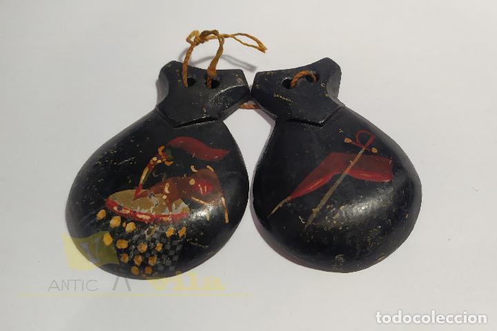 Instrumentos musicales: Casta&ntilde;uelas antiguas de madera decoradas - Foto 1