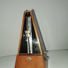 Instrumentos musicales: METRONOMO - ANTIGUO - FUNCIONA CORRECTAMENTE - LE FALTA LA PUERTA DEL MUEBLE. Lote 366444656