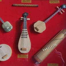 Instrumentos musicales: CUADRO CON INSTRUMENTOS CHINOS DE CUERDA