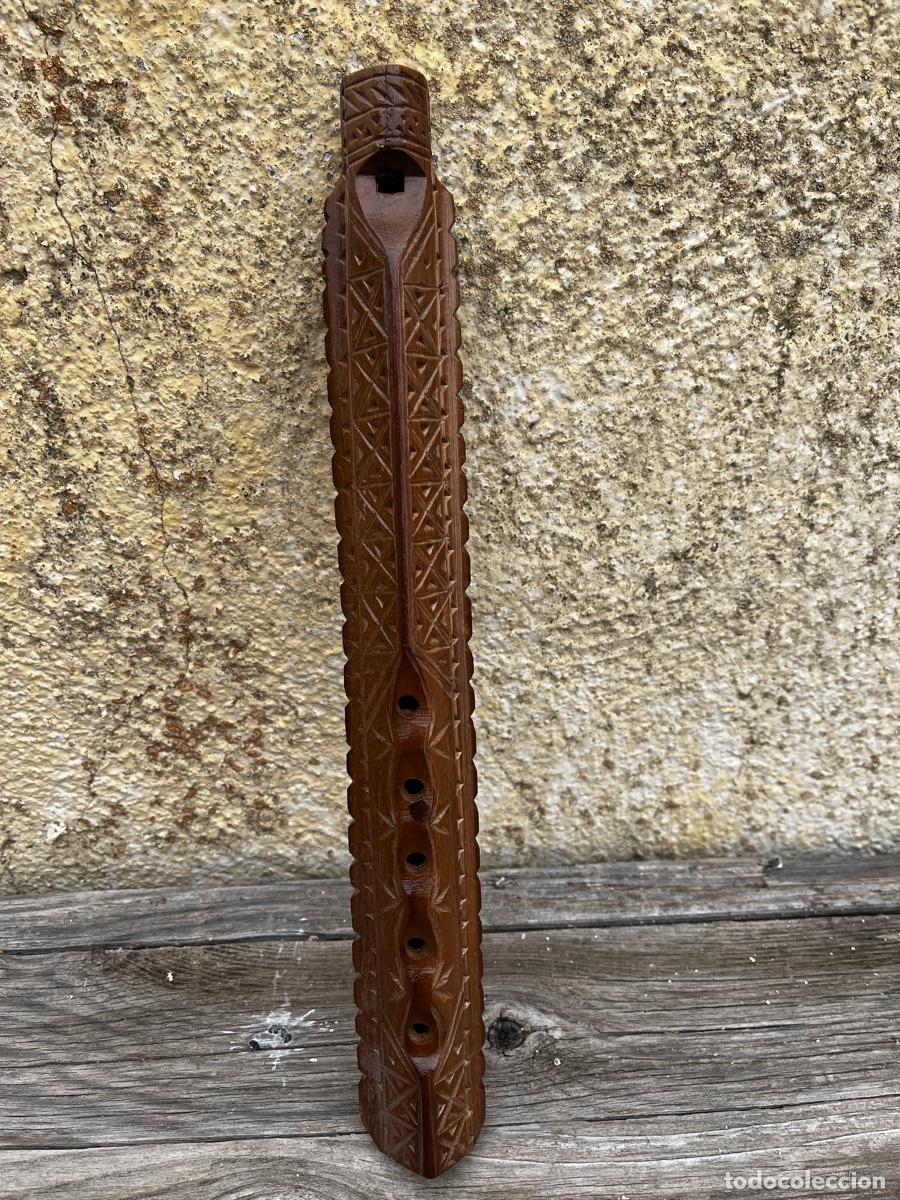 Instrumentos musicales: Flauta de madera tallada, en buen estado. - Foto 1