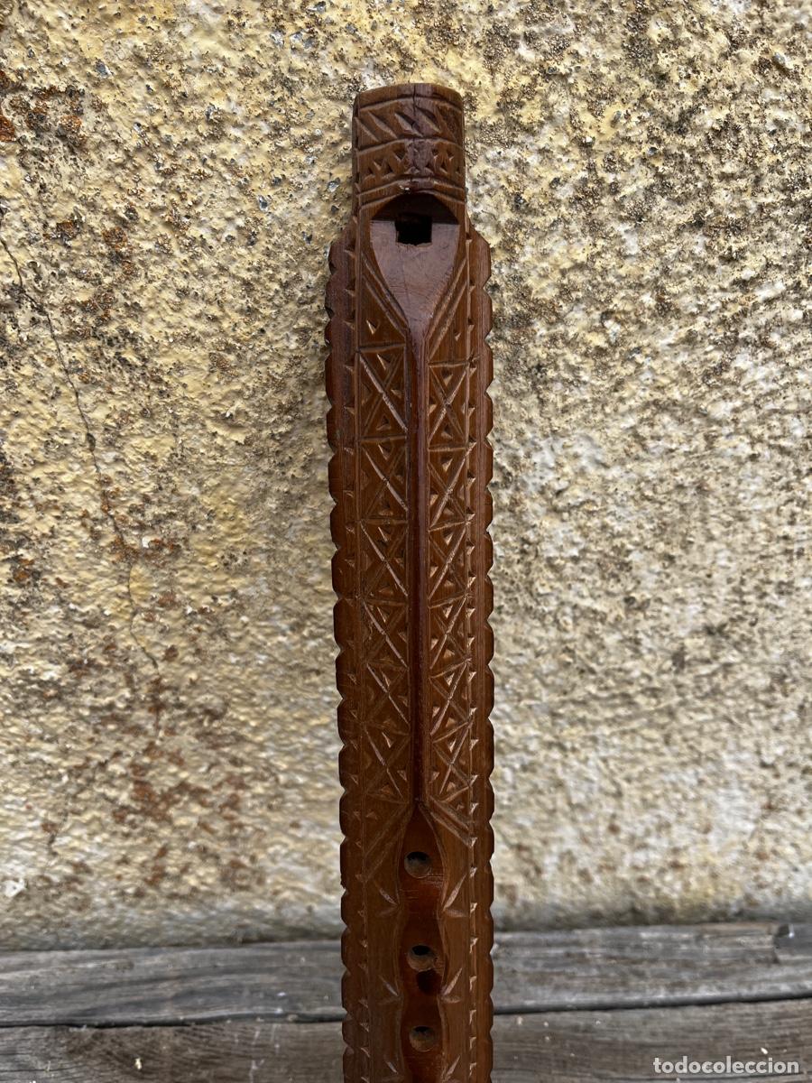 Instrumentos musicales: Flauta de madera tallada, en buen estado. - Foto 3
