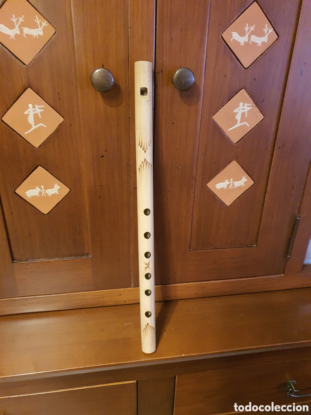 Instrumentos musicales: antigua flauta de madera nueva. - Foto 1
