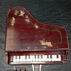 Instrumentos musicales: DECORATIVO PIANO DE COLA MINUÉ. REIG. C34