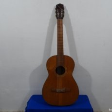 Instrumentos musicales: ANTIGUA GUITARRA DE LUTHIER DE GRAN CALIDAD Y SONORIDAD. 98 CM.