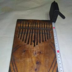 Instrumentos musicales: ANTIGUA KALIMBA CALIMBA SANZA MBIRA MAMBIRA PIANO AFRICANO ( TANZANIA )