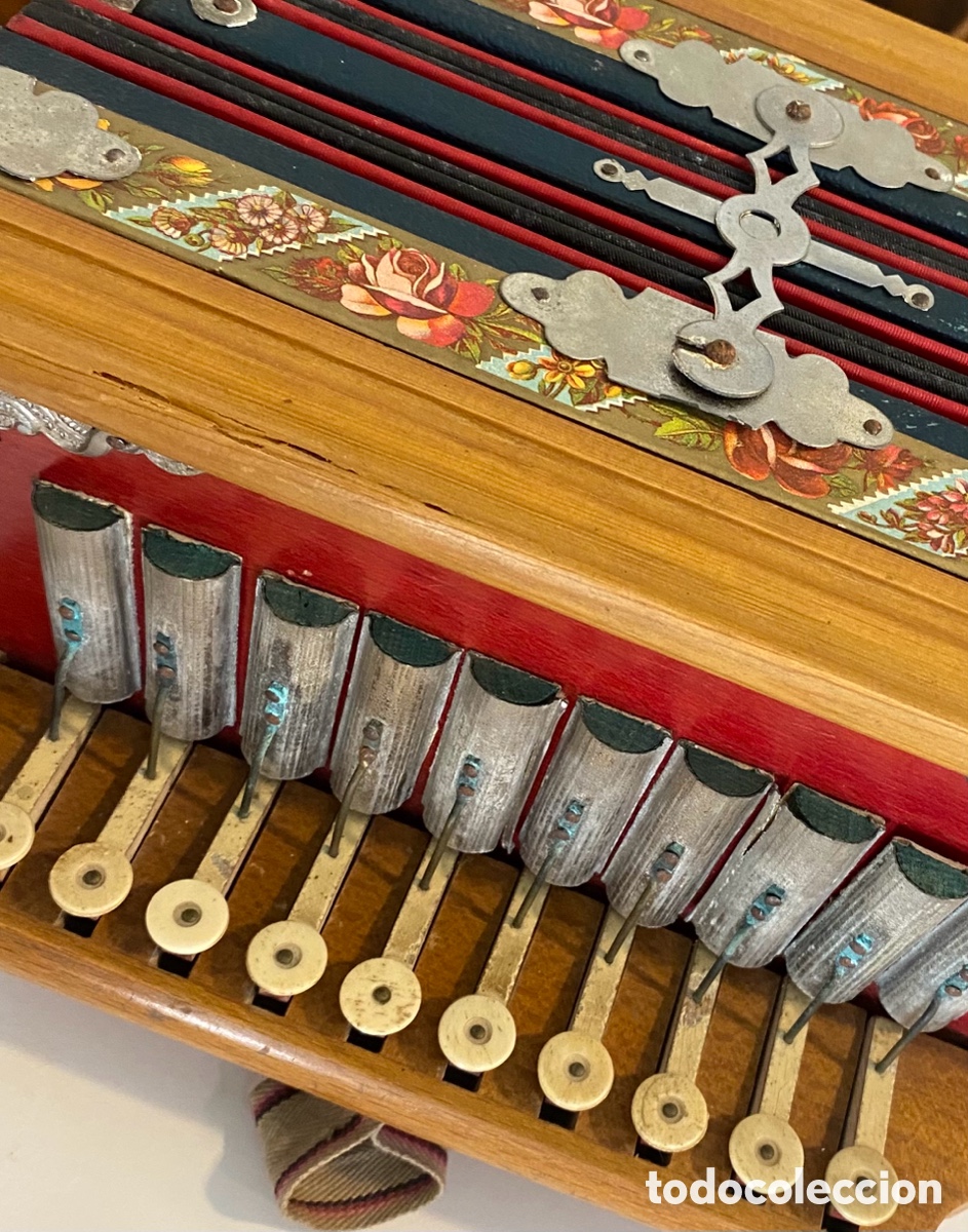Instrumentos musicales: Antiguo acorde&oacute;n - Foto 3