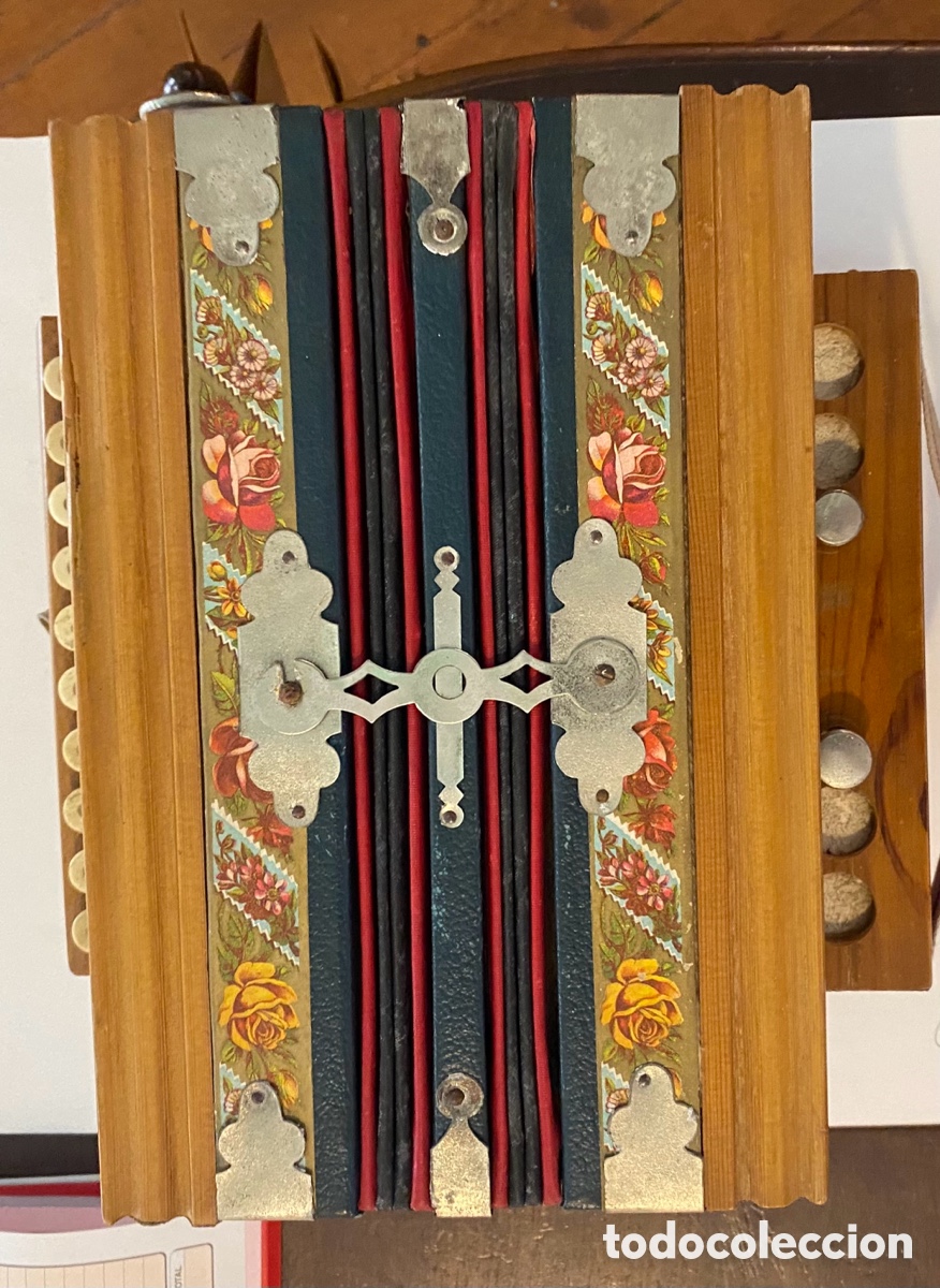 Instrumentos musicales: Antiguo acorde&oacute;n - Foto 1