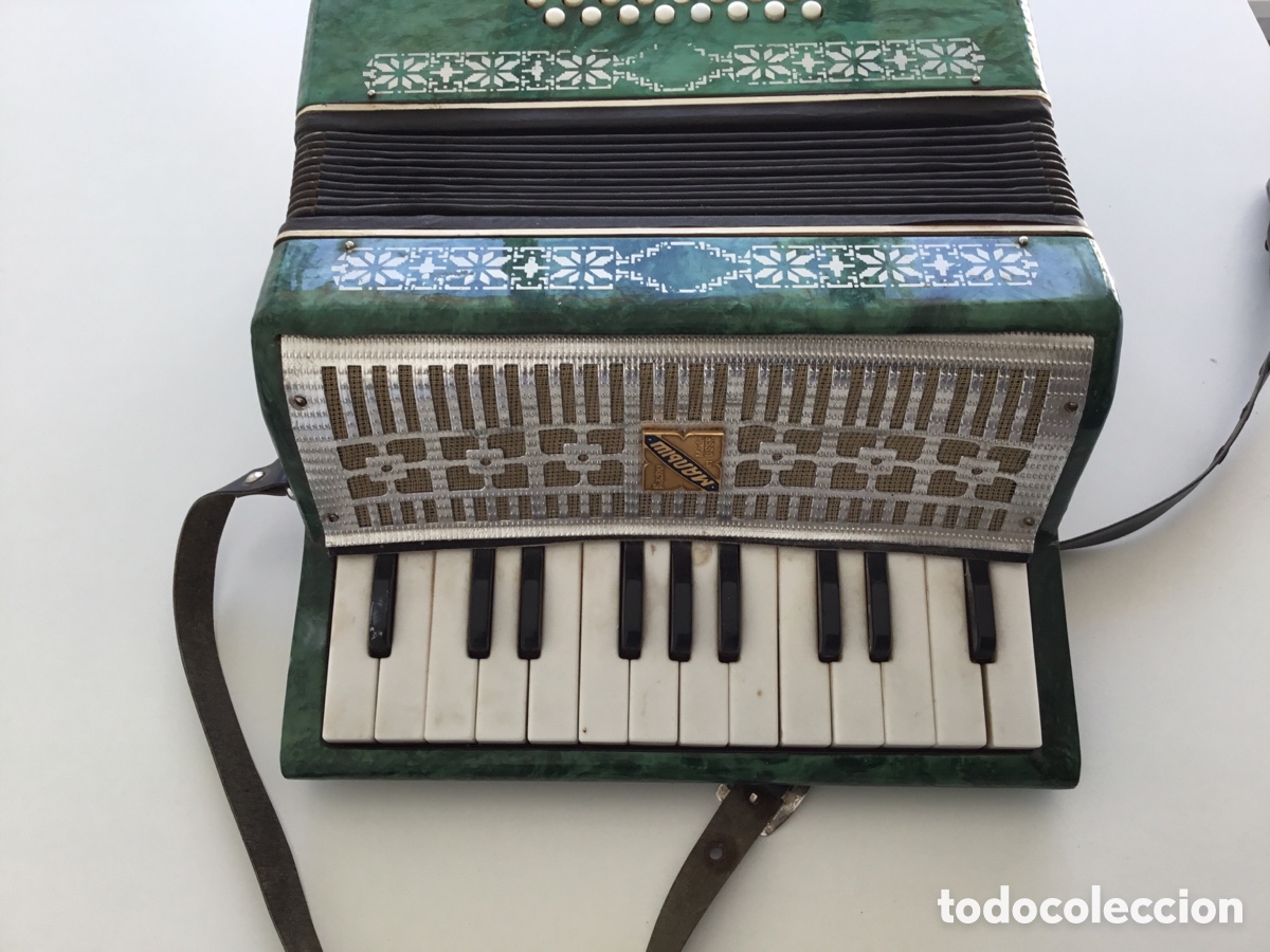Instrumentos musicales: Acorde&oacute;n rusa. A&ntilde;os 60 -70. - Foto 2