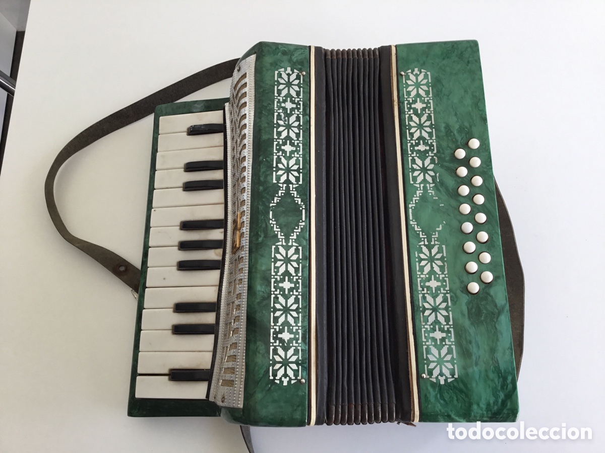 Instrumentos musicales: Acorde&oacute;n rusa. A&ntilde;os 60 -70. - Foto 1