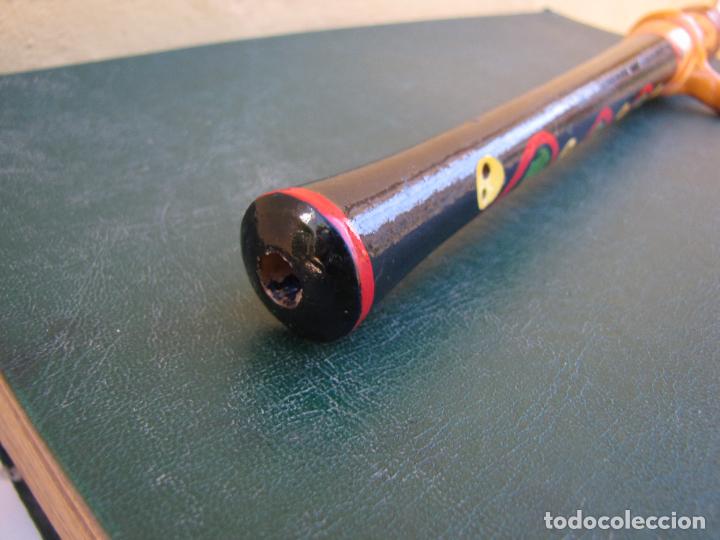 Instrumentos musicales: 73.- Flauta de madera antropomorfa. Pinocho - Foto 4