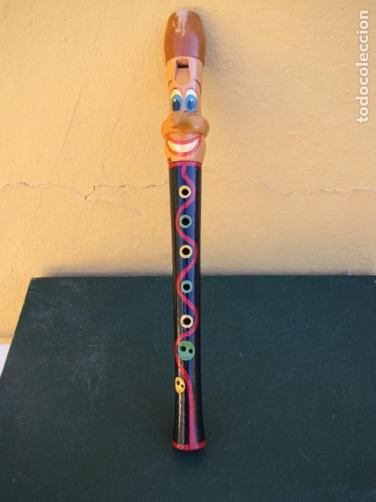 Instrumentos musicales: 73.- Flauta de madera antropomorfa. Pinocho - Foto 1