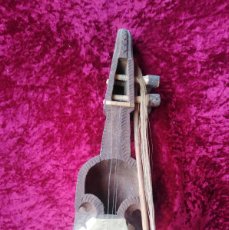 Instrumentos musicales: PRECIOSO VIOLÍN DE CUATRO CUERDAS FABRICADO EN NEPAL DE MADERA MACIZA (POSIBLEMENTE TEKA) POR TAN