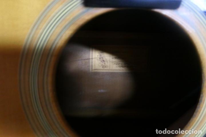 Instrumentos musicales: Antigua guitarra Aria - Foto 11