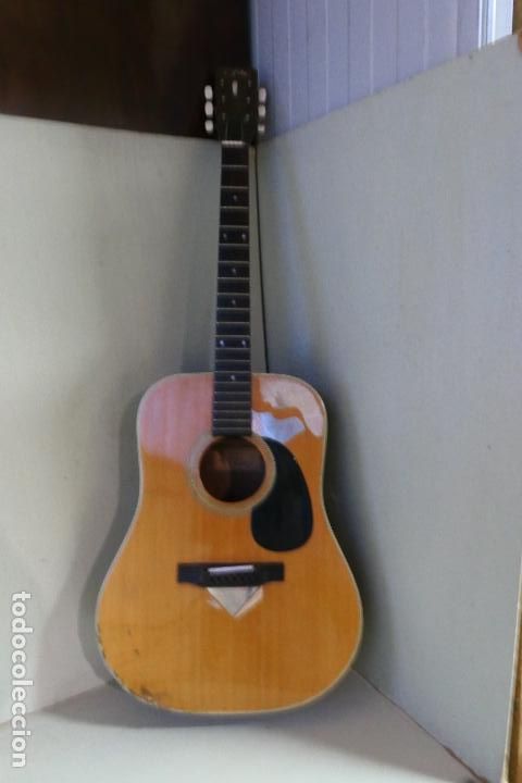 Instrumentos musicales: Antigua guitarra Aria - Foto 1