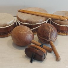 Instrumentos musicales: PERCUSIÓN CUBANA !! CURIOSO CONJUNTO DE BONGOS, MARACAS Y CASTAÑUELA