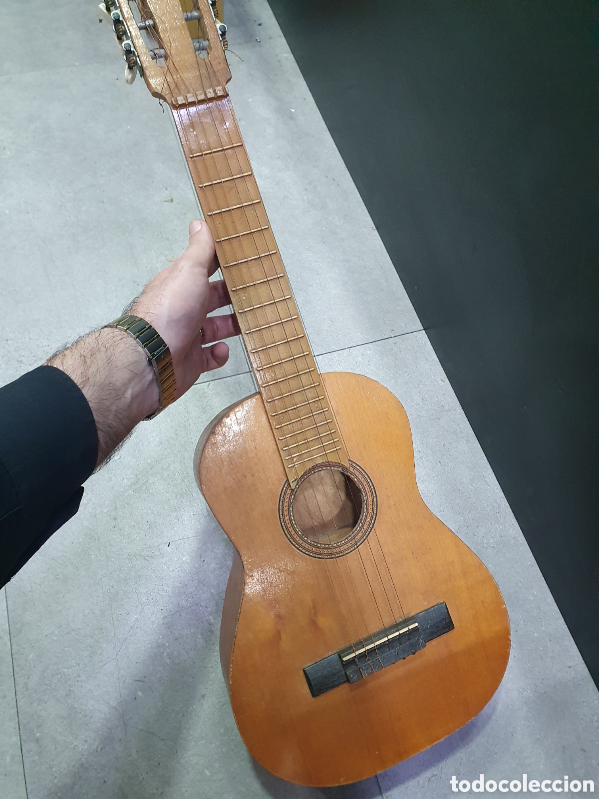 Instrumentos musicales: Guitarra de madera. (L99) - Foto 3