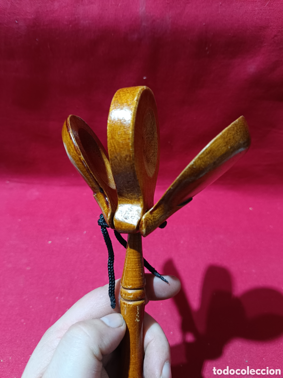 Instrumentos musicales: Antigua casta&ntilde;uela de madera con mango 23 cm - Foto 2