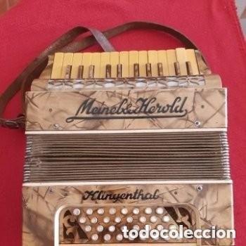 Instrumentos musicales: Antiguo Acorde&oacute;n marca Meneil Herold - Foto 1