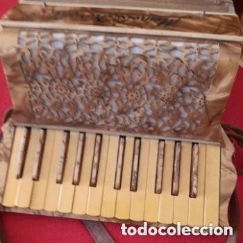 Instrumentos musicales: Antiguo Acorde&oacute;n marca Meneil Herold - Foto 22