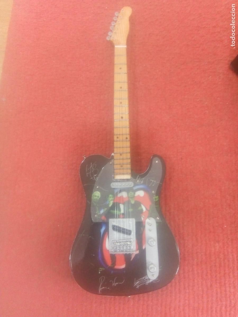 Instrumentos musicales: GUITARRA R&Eacute;PLICA MADERA CON SOPORTE - Foto 1