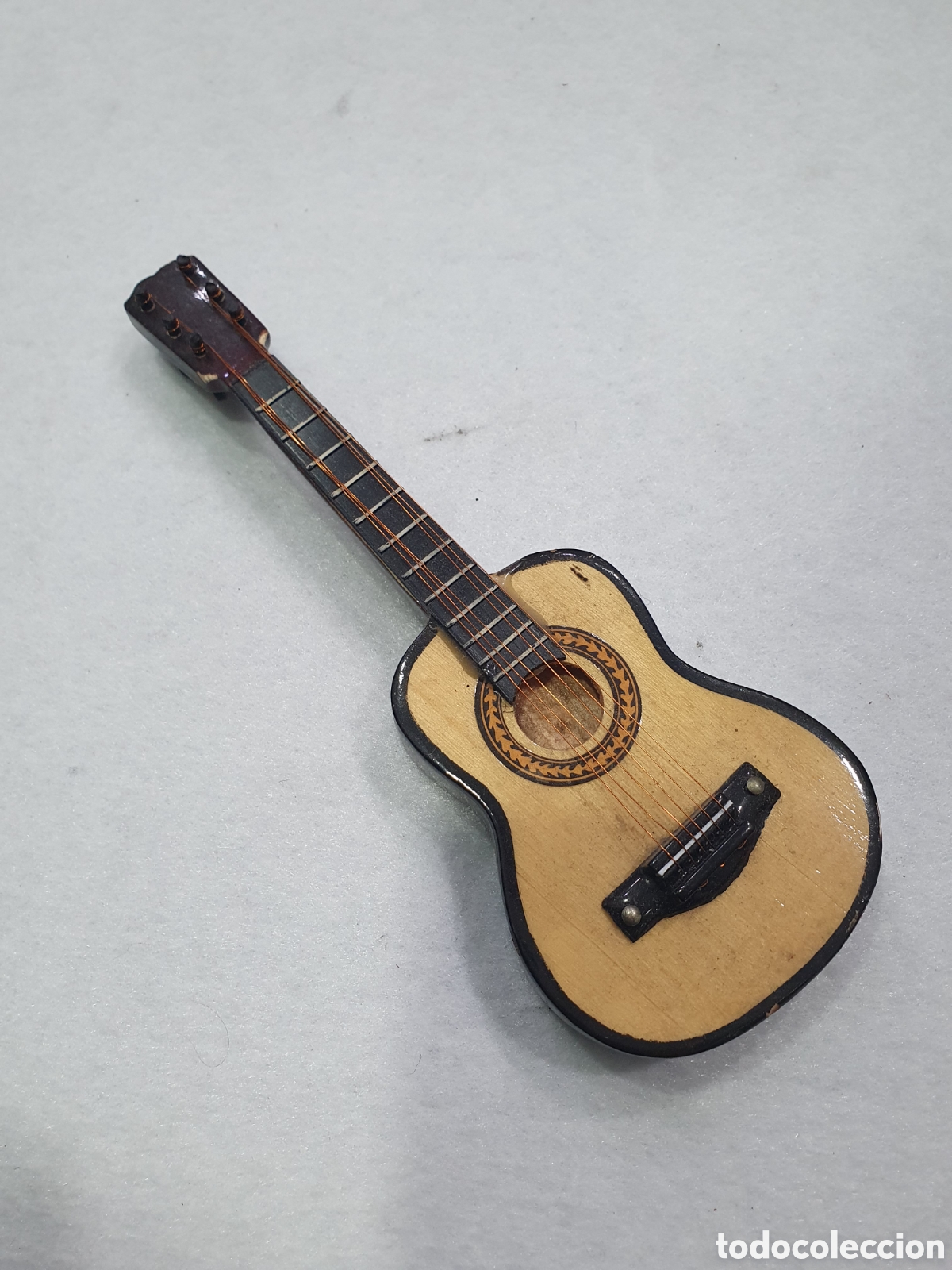 Instrumentos musicales: Miniatura de guitarra. (L98) - Foto 1