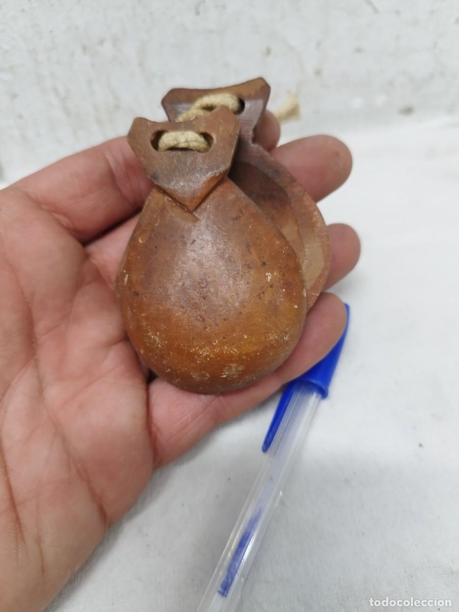 Instrumentos musicales: Antigua casta&ntilde;uela de madera. - Foto 1