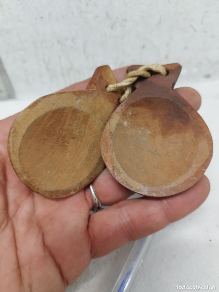 Instrumentos musicales: Antigua casta&ntilde;uela de madera. - Foto 3
