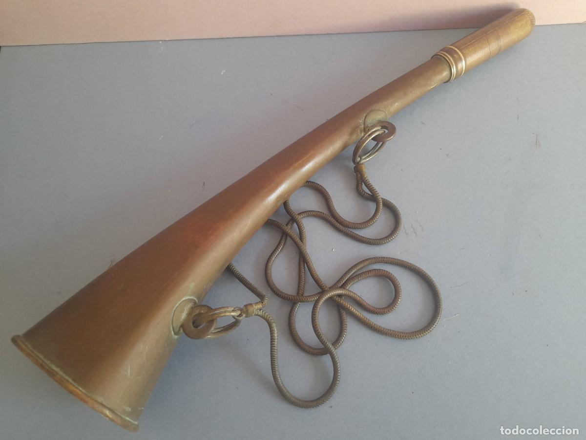 Instrumentos musicales: peque&ntilde;a corneta de laton, 29cm aprox, funcionando - Foto 2