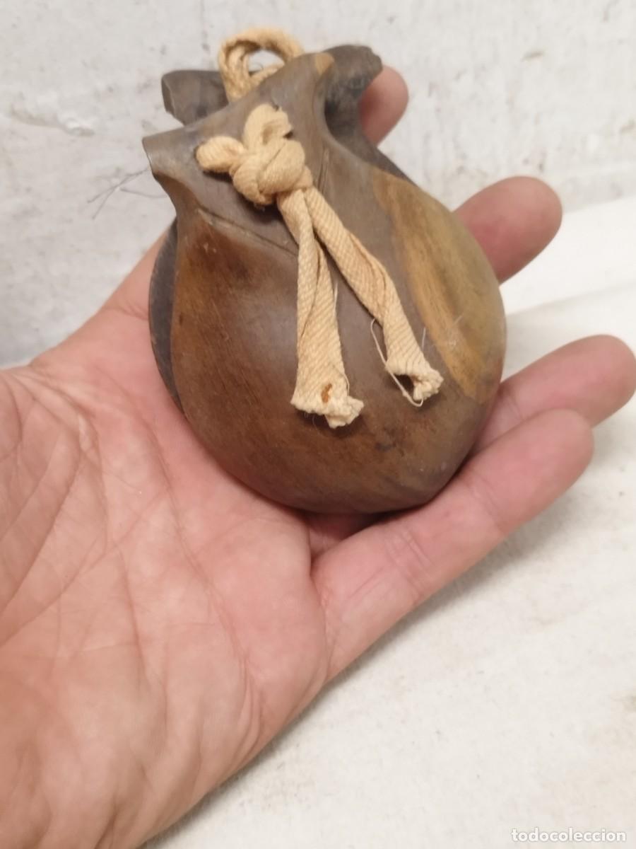 Instrumentos musicales: Antigua casta&ntilde;uela de madera. - Foto 1