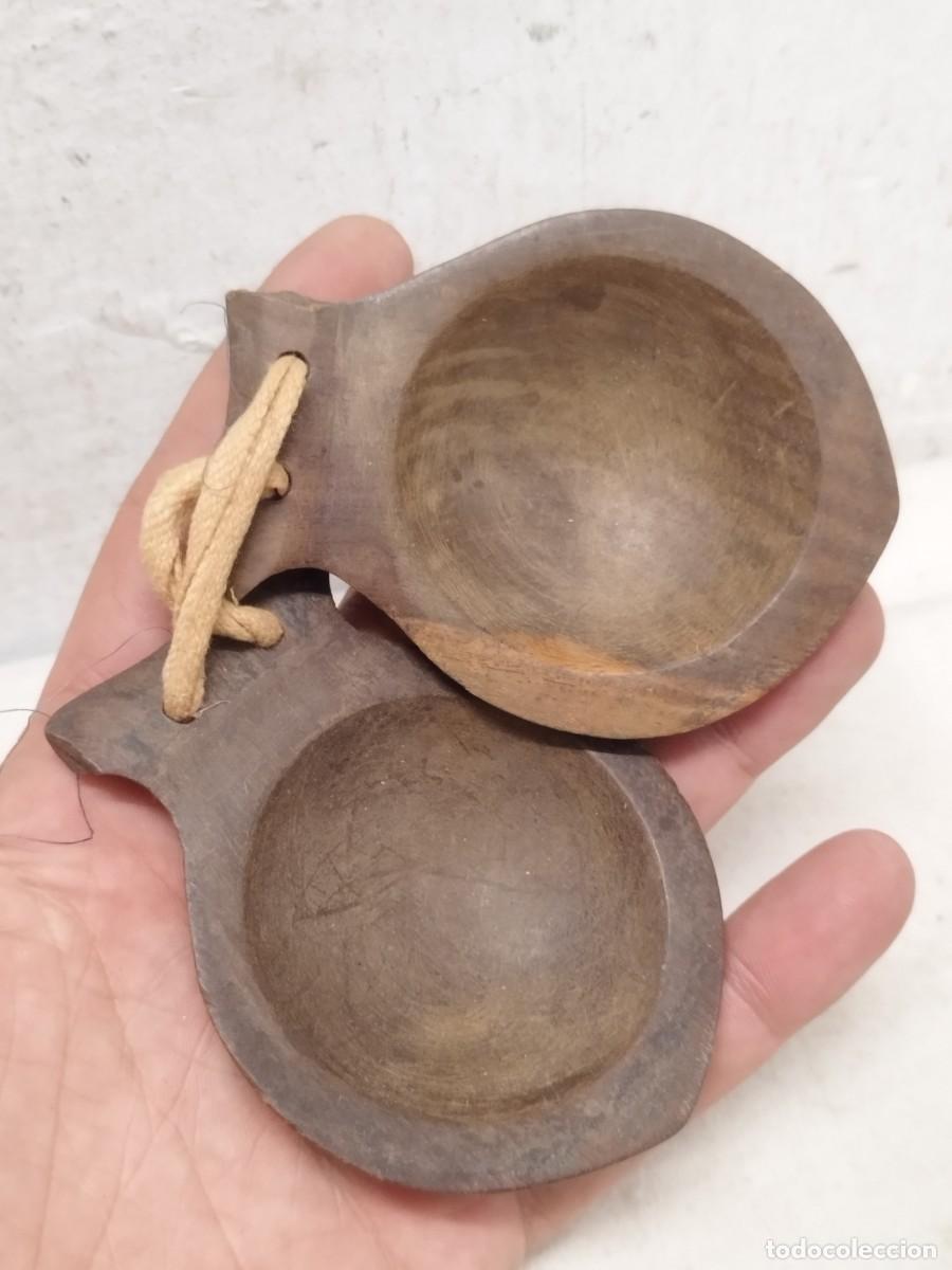 Instrumentos musicales: Antigua casta&ntilde;uela de madera. - Foto 2