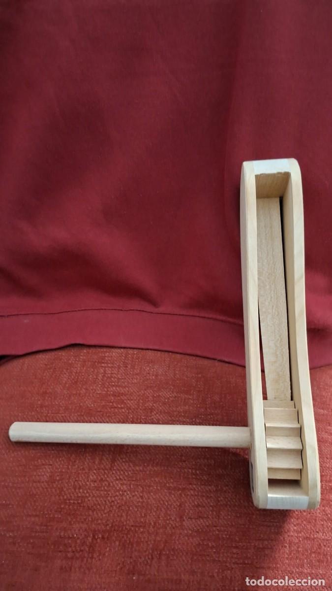 Instrumentos musicales: Carraca artesanal de madera nueva. 25 cm - Foto 1