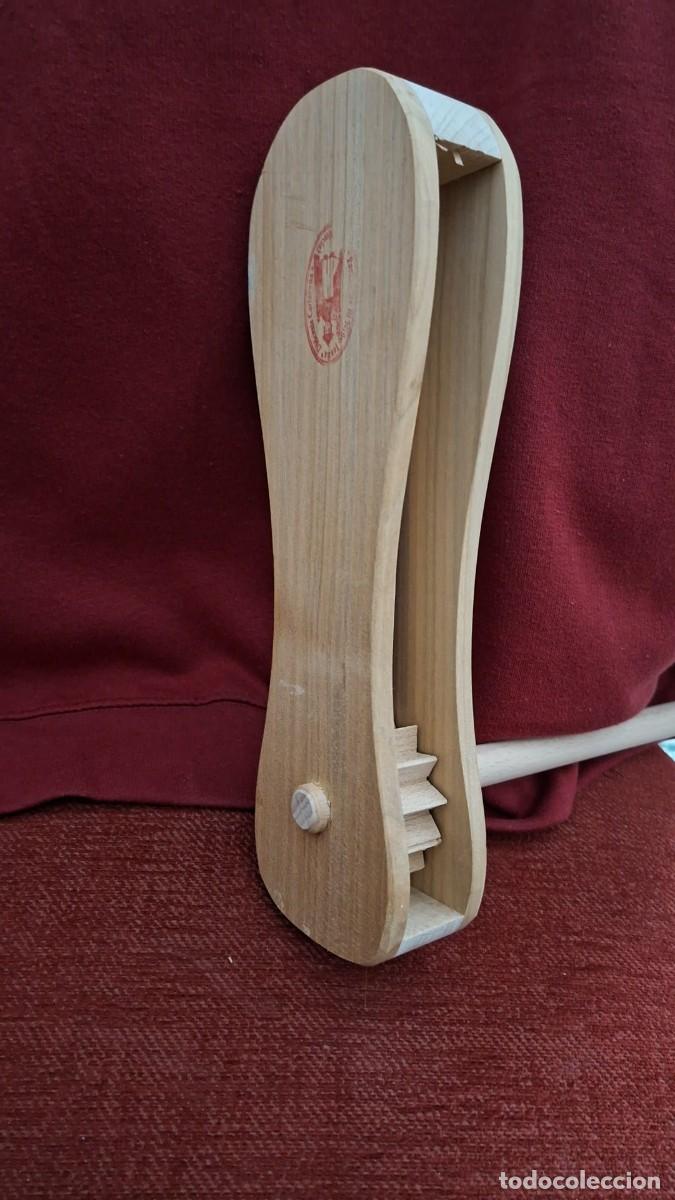 Instrumentos musicales: Carraca artesanal de madera nueva. 25 cm - Foto 2