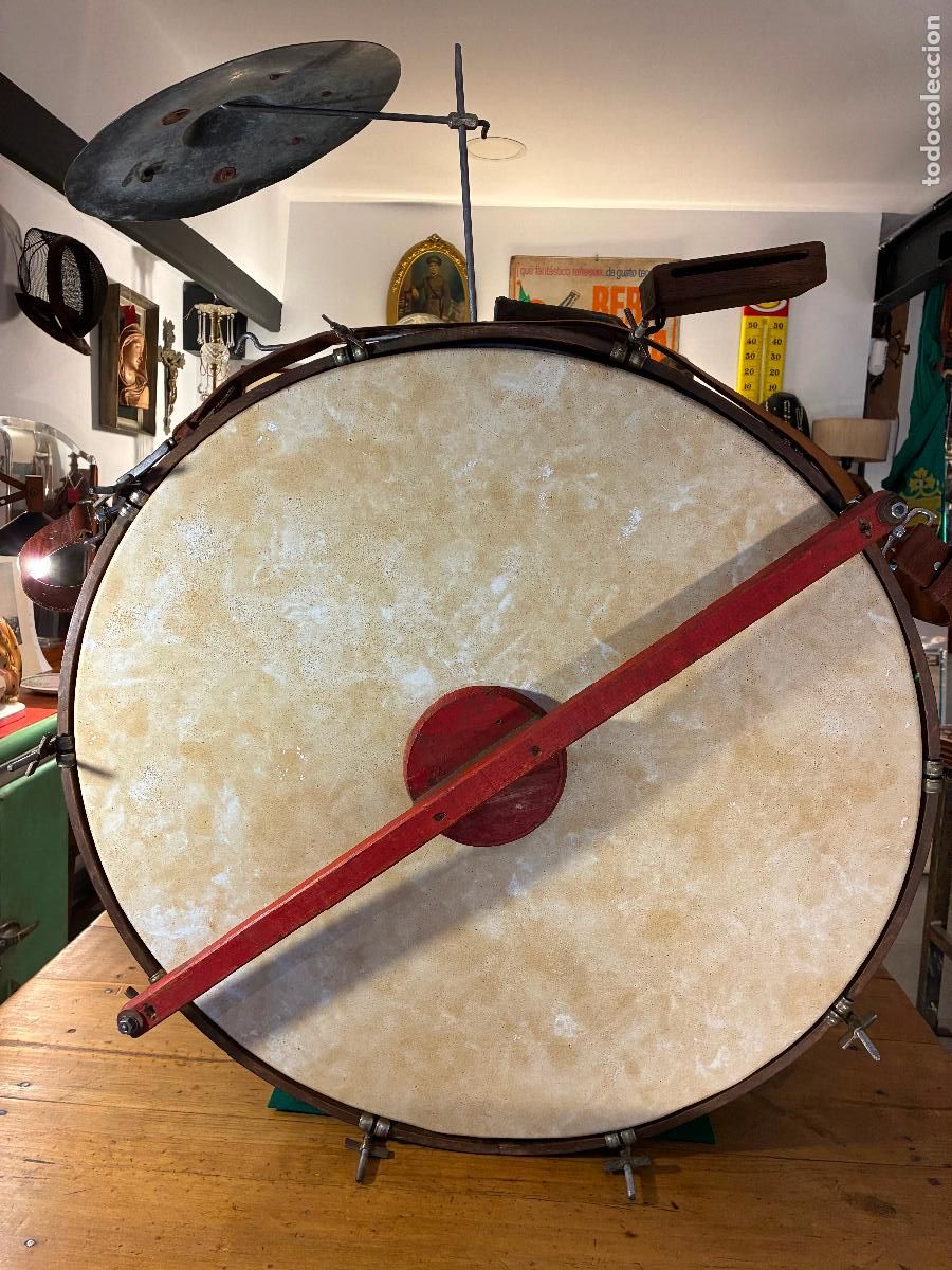 Instrumentos musicales: Antiguo bombo de orquesta con platillo, caja y cencerro mide 70 di&aacute;metro 29 ancho tambor grande