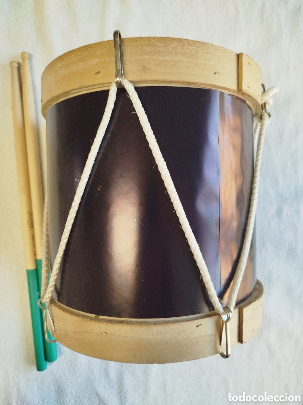 Instrumentos musicales: Tamboril o Tambor donostiarra con dos baquetas