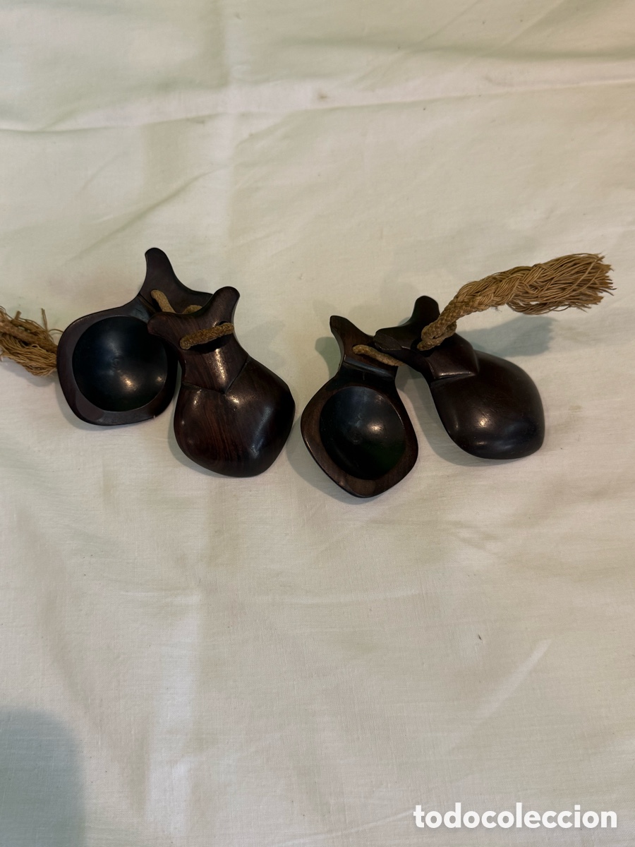 Instrumentos musicales: Pareja de casta&ntilde;uelas espa&ntilde;olas antiguas de madera granadillo tradicionales aprox: a&ntilde;os 70