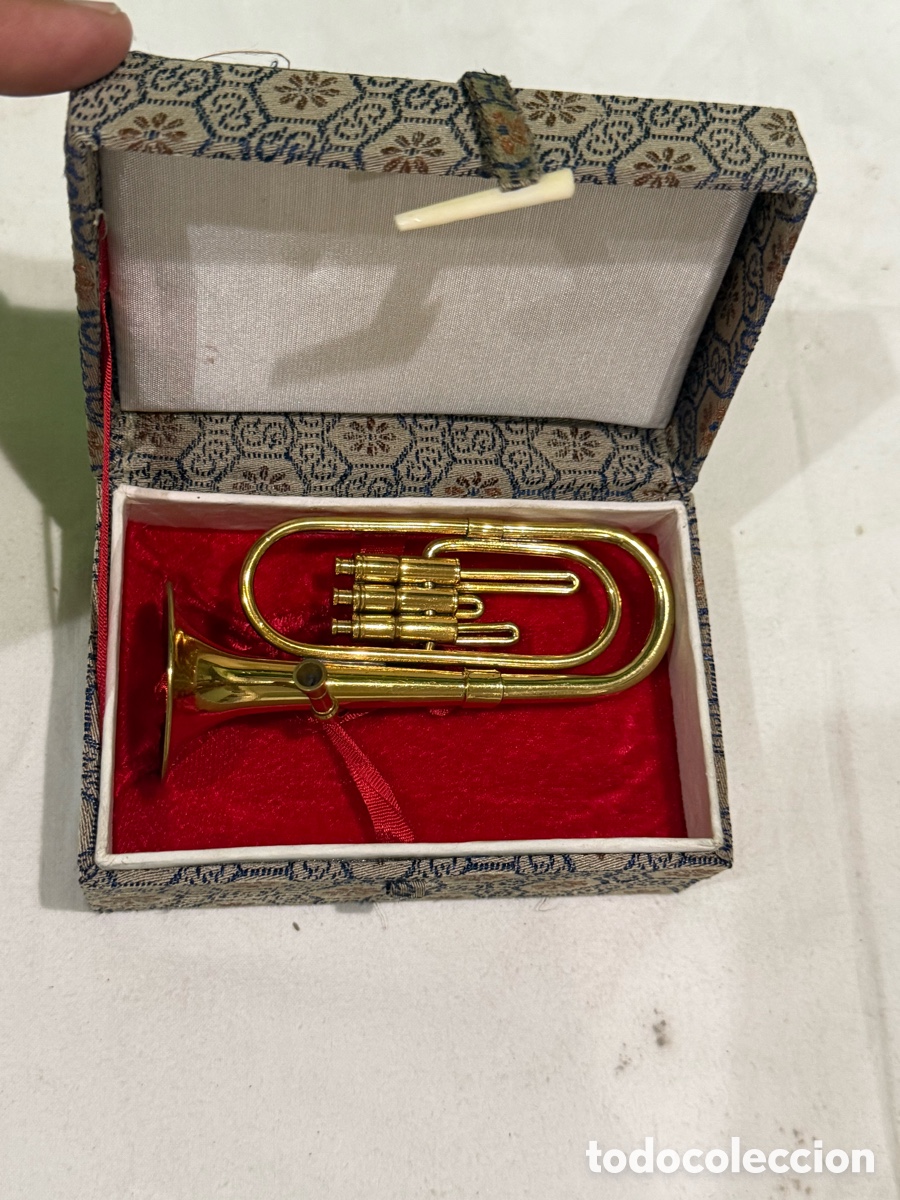 Instrumentos musicales: Mini trompeta decorativa de metal dorado con estuche original instrumento musical.