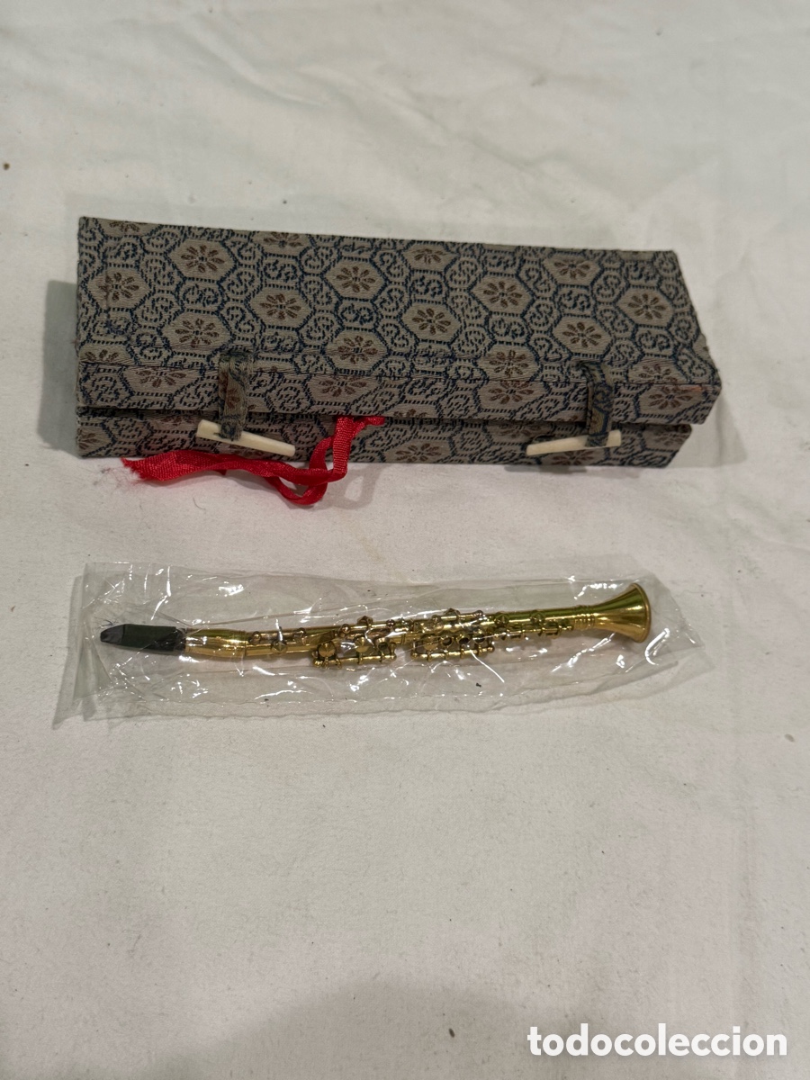 Instrumentos musicales: Mini clarinete decorativo de metal dorado con estuche original instrumento musical