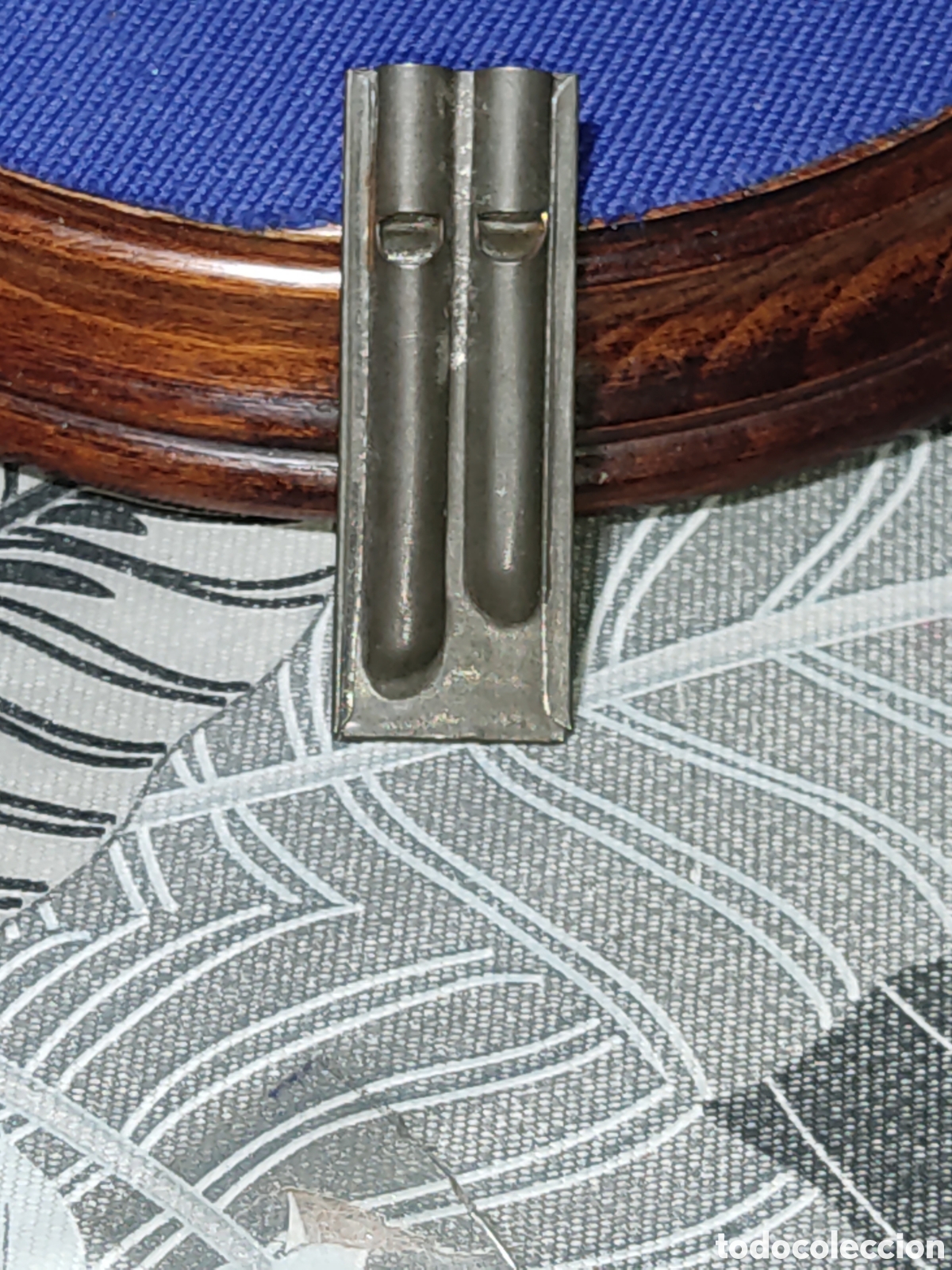 Instrumentos musicales: Antiguo Silbato doble cuerpo de chapa.