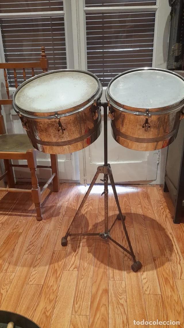 Instrumentos musicales: Toms de bater&iacute;a antiguos. Incluye caja de transporte, tripode y diferentes baquetas