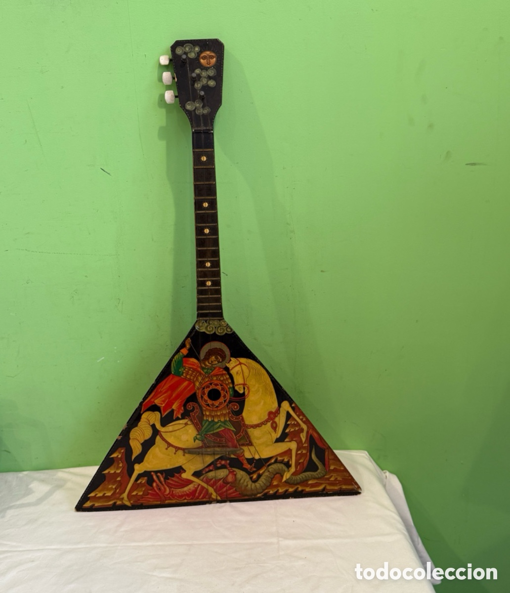 Instrumentos Musicais: Curiosa Balalaika rusa de tres cuerdas pintada a mano escena Sant Jordi