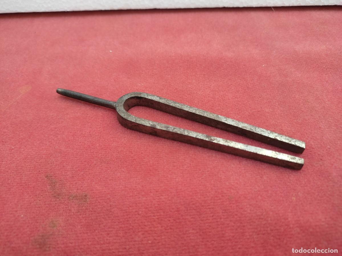 Musical instruments: antiguo diapason de metal - 12,5cm
