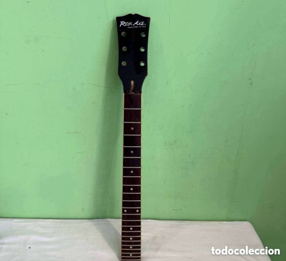 Instrumentos musicales: m&aacute;stil de guitarra el&eacute;ctrica marca Rok Axe.