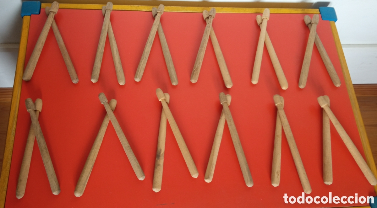Instrumentos musicales: 24 PALILLOS / BAQUETAS DE MADERA ARTESANALES PARA TAMBOR INFANTIL.NACIONAL 60'S.SIN USO.