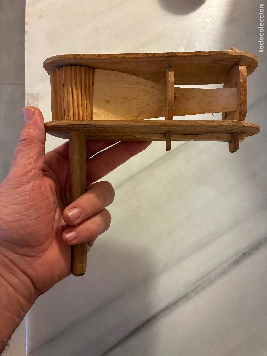 Instrumentos musicales: Carraca de madera de una lengueta, trabajo artesanal, ver fotos bien conservada